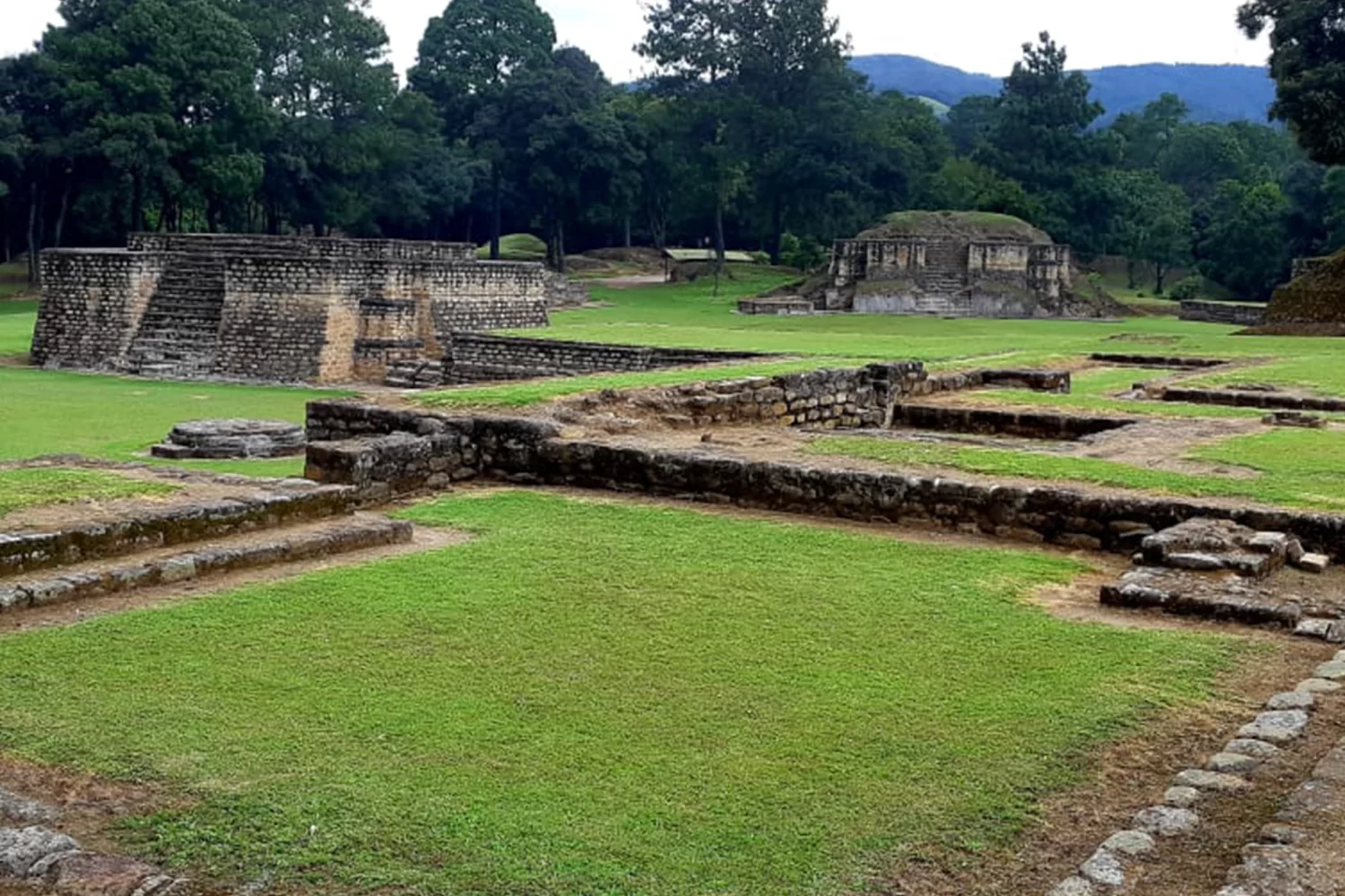 tour-of-iximche-archaelogical-site-guatemala-2
