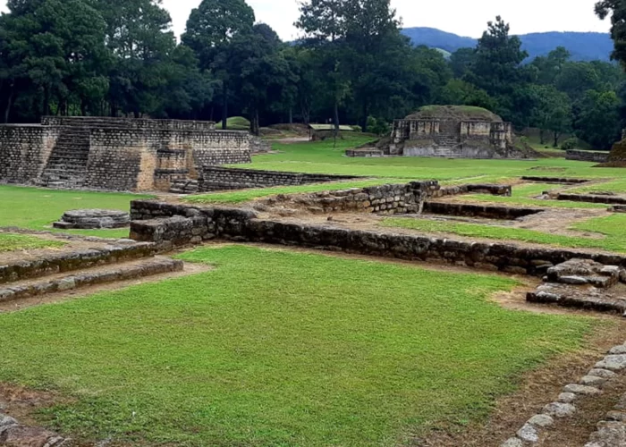 tour-of-iximche-archaelogical-site-guatemala-2